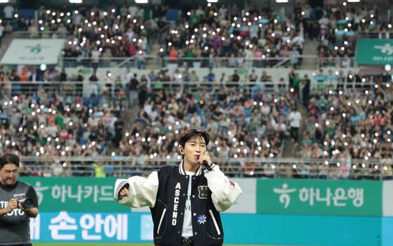 임영웅의 하프타임 공연 때 축구장은 콘서트장으로 변했다. 뉴스1