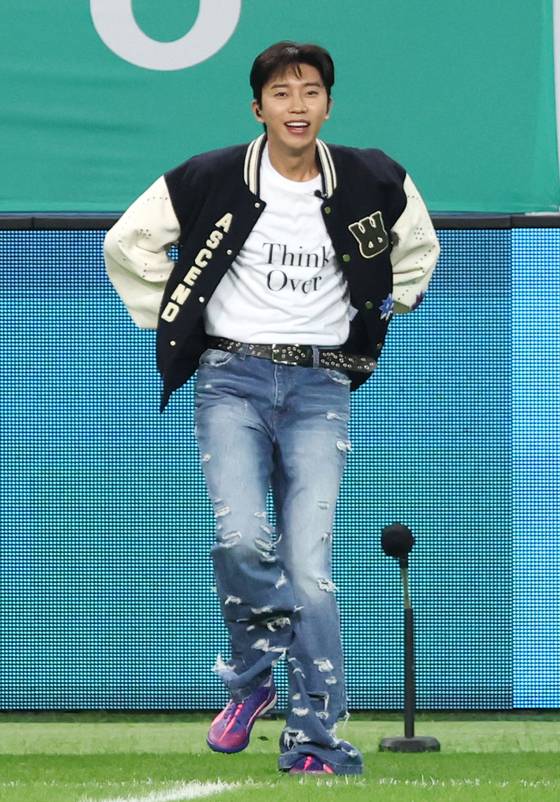 축구화를 신고 공연하는 임영웅. 뉴스1