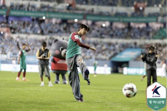 능숙한 자세로 시축하는 임영웅(가운데). 사진 프로축구연맹