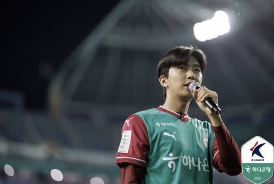 "선수들이 부상 없이 뛰었으면 좋겠다"고 응원한 임영웅. 사진 프로축구연맹