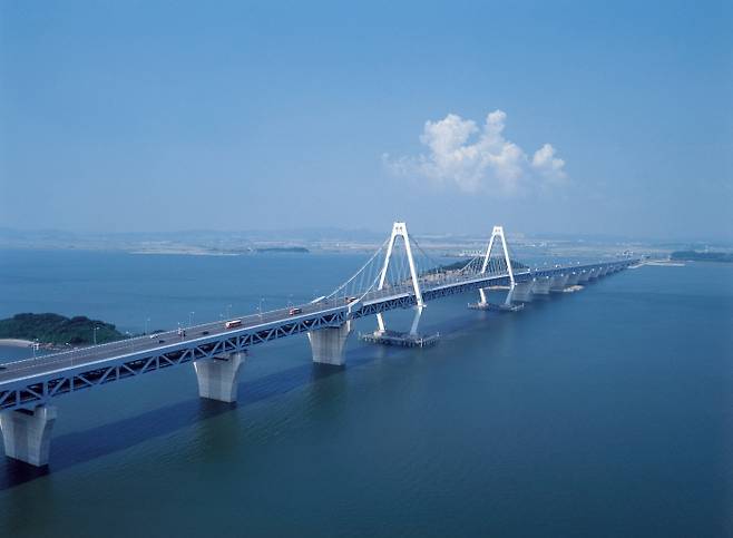 신공항고속도로의 통행료는 2023년 10월부터 절반 이하로 낮춰졌다. 연합뉴스