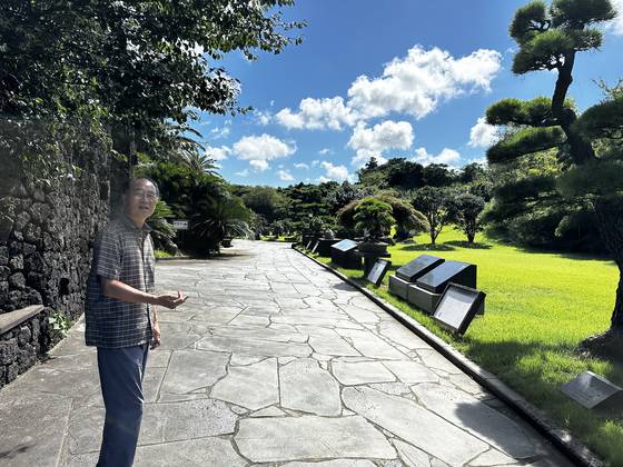 성주엽 생각하는 정원 대표이사가 지난 8월 25일 정원을 안내하고 있다. 최충일 기자