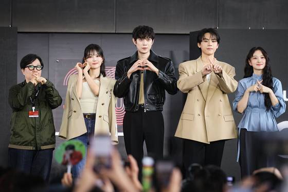 김륜희PD(왼쪽부터), 배우 김유정, 김영대, 김도훈, 김이경이 지난 19일 부산 해운대구 우동 영화의전당에서 열린 제30회 부산국제영화제 '친애하는X' 야외무대인사에서 관객들에게 인사하고 있다. 연합뉴스