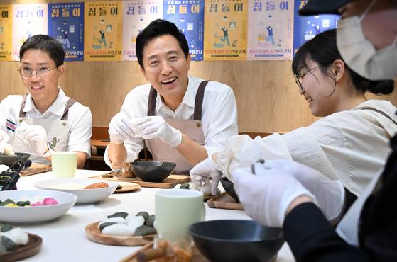 지난해 9월 12일 서울시는 '외로움 없는 서울' 정책의 일환으로 고립·은둔 청년을 위한 '서울청년기지개센터' 개소식을 열었다. 청년들과 송편을 빚고 있는 오세훈 시장. 사진 서울시