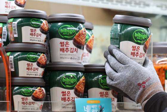 서울의 한 대형마트에서 관계자가 김치를 진열하고 있다. 연합뉴스