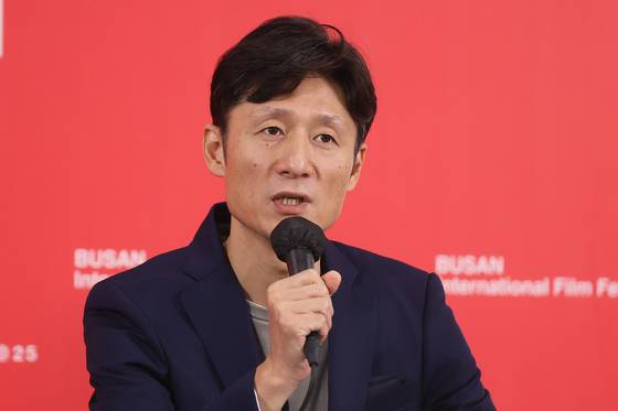 이상일 감독은 국보를 만드는 데엔 감독이 학생 때 봤던 ‘패왕별희’가 영향을 미쳤다고 했다. 그는 “‘국보’ 연출에 바로 연결된다고 말하긴 어렵지만, 그 당시의 충격이 남아 영화를 작업하는 과정에 영향을 줬을 것 같다”고 전했다. 연합뉴스