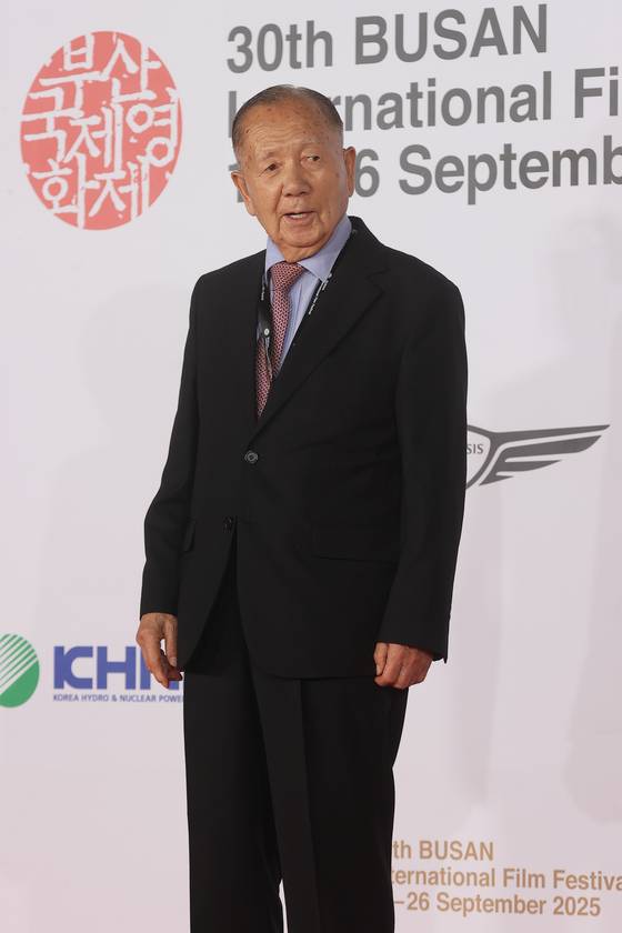 김동호 전 부산국제영화제 집행위원장이 17일 부산 해운대구 영화의전당에서 열린 제30회 부산국제영화제 레드카펫에서 포즈를 취하고 있다. 사진 연합뉴스