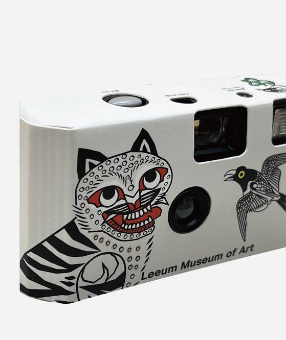 까치 호랑이가 그려진 1회용 카메라. [사진 리움미술관]