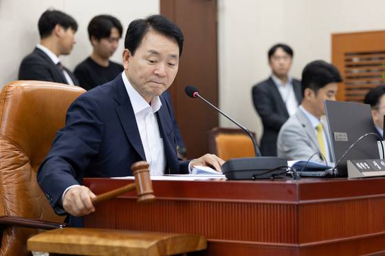 (서울=뉴스1) 이승배 기자 = 성일종 국회 국방위원장이 2일 서울 여의도 국회에서 열린 제1차 전체회의에서 2024년도 국정감사 결과보고서 채택의 건을 의결하고 있다. 2025.9.2/뉴스1