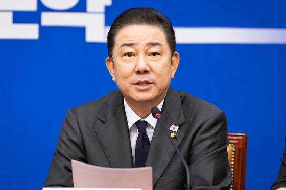 김병기 더불어민주당 원내대표가 19일 서울 여의도 국회에서 열린 최고위원회의에서 모두 발언을 하고 있다. 뉴스1