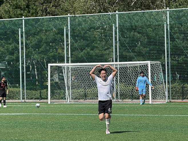 이정봉 중앙일보 기자가 골을 넣은 후 ‘하트’ 세리머니를 하고 있다. /한국기자협회