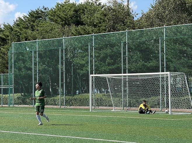 나광현 한국일보 기자가 승부차기에서 공을 넣은 후 기뻐하는 모습. /한국기자협회
