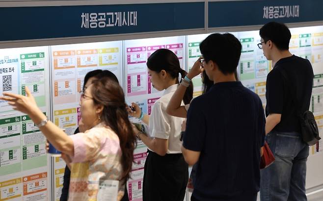 ▲취업박람회 찾은 구직자들 [연합뉴스]&nbsp;
