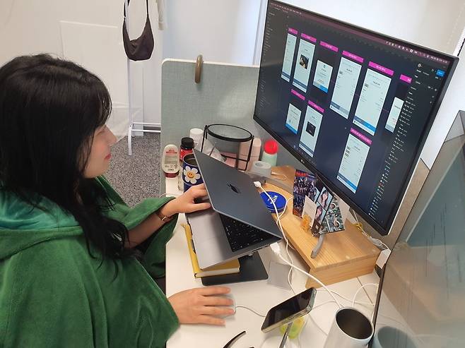 이지은 과장이 디자인 업무를 하고 있다. 윤현주 기자