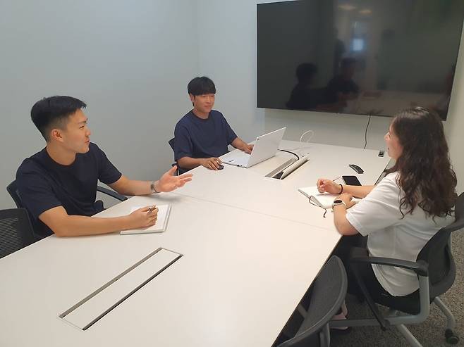 시스템 개발1팀 직원들이 업무 회의를 하고 있다. 윤현주 기자
