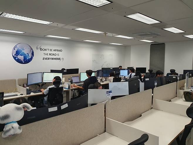 영업본부 직원들이 근무하고 있다. 윤현주 기자