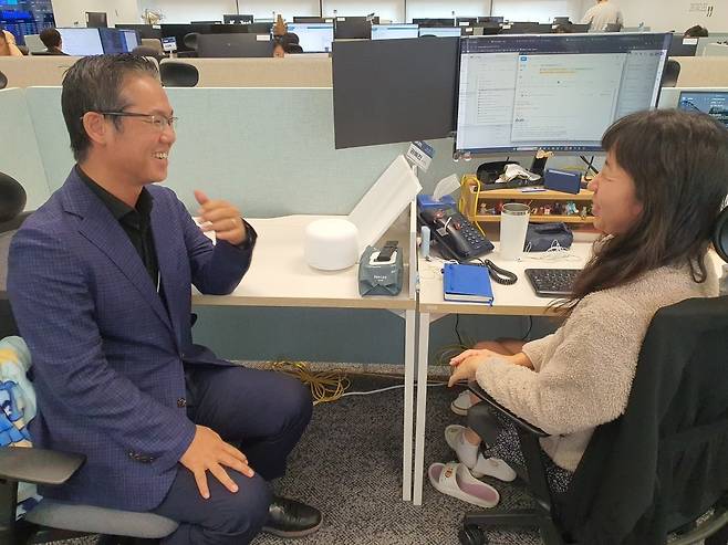 김세조 상무(왼쪽)와 권예진 과장이 하반기 글로벌 전략에 대해 웃으며 회의하고 있다. 윤현주 기자