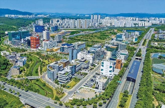 과거 변두리 포도밭에서 비수도권 최대의 정보통신 기술(ICT) 집적지로 변한 대구 수성알파시티가 글로벌 인공지능 전환(AX) 혁신의 거점으로 또 한 번의 변신을 준비하고 있다.  한경DB