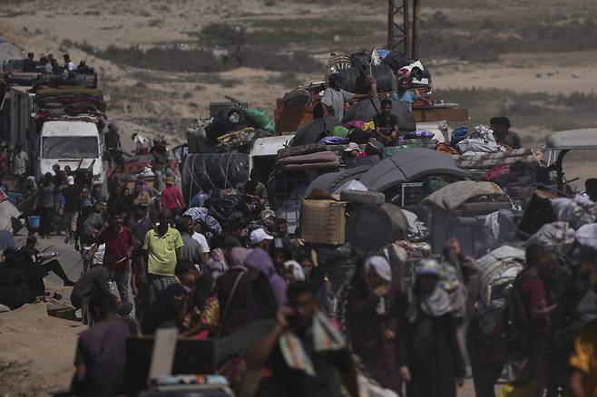 20일(현지시간) 가자시티 주민들이 이스라엘의 공습을 피해 가지 인근 해안도로를 따라 피란을 떠나고 있다. AP연합뉴스