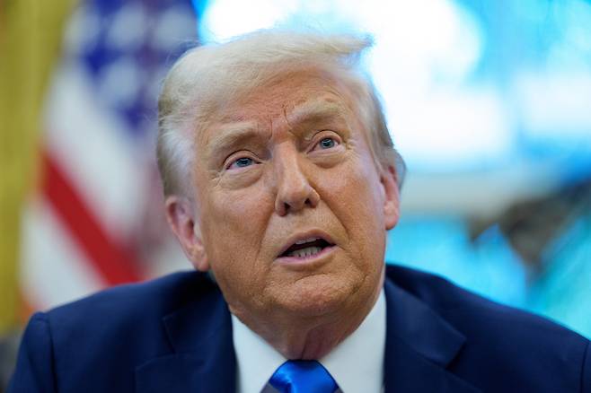 19일(현지시간) 도널드 트럼프 미국 대통령이 미국 워싱턴 백악관에서 새로운 비자 정책에 관해 서명한 후 취재진에게 말하고 있다. EPA연합뉴스