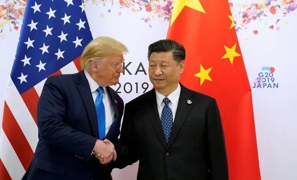 도널드 트럼프 미국 대통령과 시진핑 중국 국가주석이 2019년 6월 29일 일본 오사카에서 열린 주요 20개국(G20) 정상회의에서 양자 회담을 하기에 앞서 악수하고 있다. 오사카|로이터연합뉴스