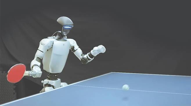 미국 UC버클리 연구진이 개발한 휴머노이드 ‘히터’가 사람이 넘긴 탁구공을 받아치고 있다. UC버클리 제공