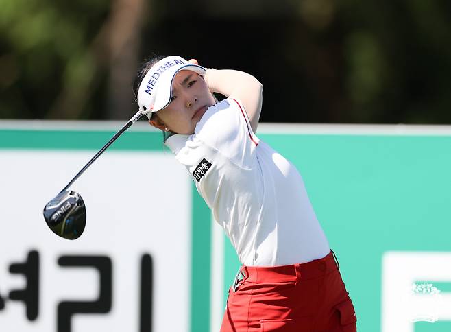 이다연이 21일 인천 서구 베어즈베스트 청라 골프클럽에서 열린 KLPGA 투어 하나금융그룹 챔피언십 최종 라운드 6번 홀에서 티샷을 하고 있다. KLPGA 제공