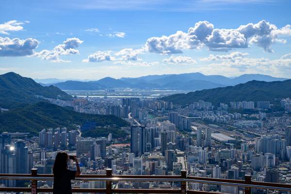 부산진구 황령산 봉수대에서 바라본 부산 시내 위 맑은 하늘에 뭉게구름이 떠 있다. / 김영훈 기자hoonkeem@