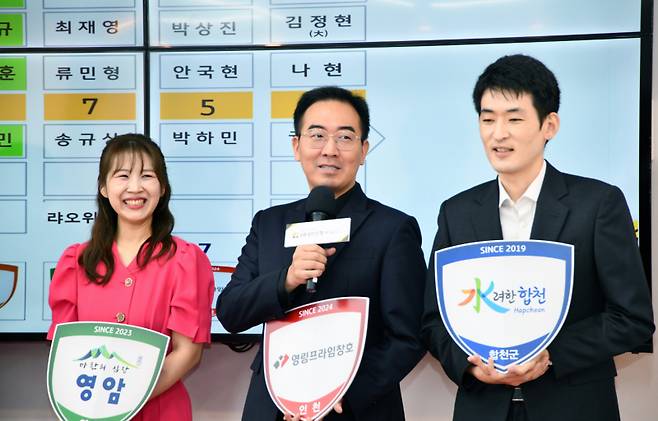 디펜딩 챔피언 영림프라임창호 박정상 감독(가운데)이 1차 선수선발식에서 인터뷰를 하고 있다. 한국기원 제공