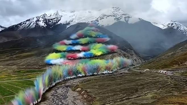 중국의 아웃도어 브랜드 아크테릭스가 지난 19일 티베트 시가체시 장쯔현에서 진행한 불꽃 예술 프로젝트 '승룡'의 한 장면. 웨이보