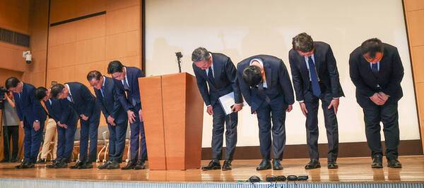 조좌진 롯데카드 대표이사 등 관계자들이 18일 서울 중구 부영태평빌딩에서 해킹 사고로 인한 고객 정보 유출사태에 대해 사과를 하고 있다. 연합뉴스