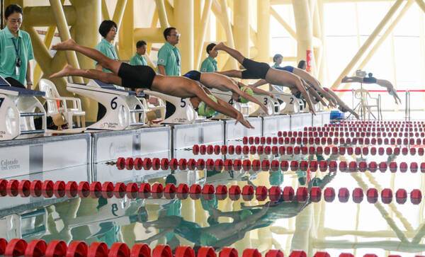 지난 20일 이천스포츠센터에서 개막한 ‘제19회 이천시장배 겸 이천시수영연맹회장배 전국 마스터즈 수영대회’가 이틀간 열전을 치른 가운데, 초등부 선수들이 힘차게 출발하고 있다. 윤원규기자