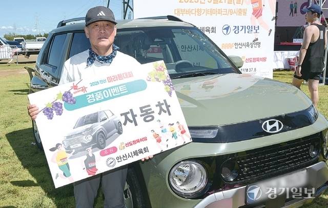 1등 경품인 소형 자동차 캐스퍼를 받은 한상연씨. 김시범·윤원규기자