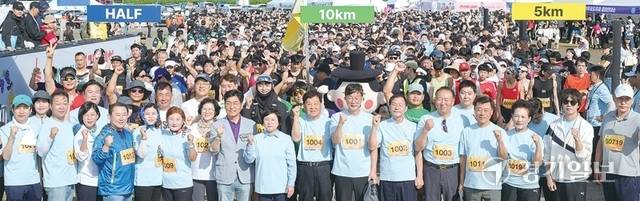 이민근 안산시장, 김현·박해철 국회의원, 신항철 경기일보 대표이사 회장, 박태순 안산시의회 의장, 이광종 안산시체육회장 등 내빈과 5㎞ 코스 참가자들이 출발 전 파이팅을 외치고 있다. 김시범·윤원규기자