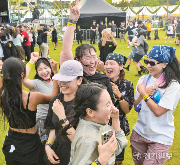 관객들이 무대 앞에서 ‘슬램’을 즐기고 있다. 조주현·홍기웅기자