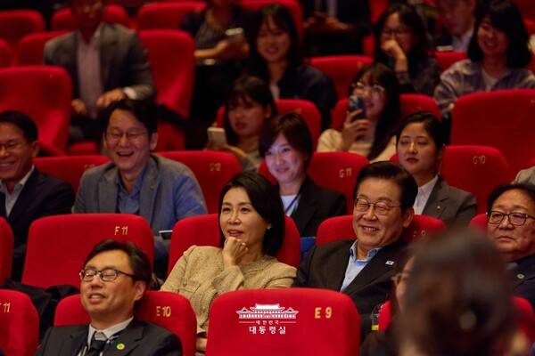 ▲이재명 대통령이 지난 20일 부산국제영화제에 참석해 영화를 시청하고 있다. 사진=대통령실