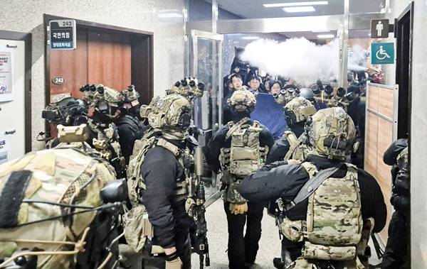 ▲윤석열 전 대통령이 지난해 12월3일 밤 비상계엄을 선포해 서울 국회의사당에서 계엄군이 국회 본청으로 진입하고 있다. ⓒ연합뉴스