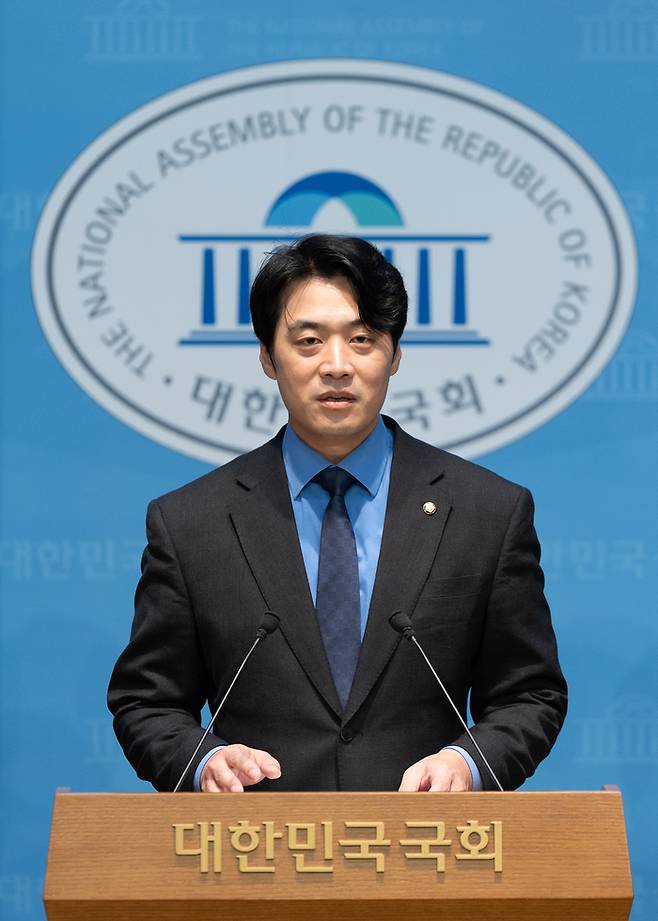 (서울=뉴스1) 이승배 기자 = 한준호 더불어민주당 정치검찰 조작기소대응 TF 단장이 21일 서울 여의도 국회에서 현안 관련 기자회견을 하고 있다. 2025.9.21/뉴스1