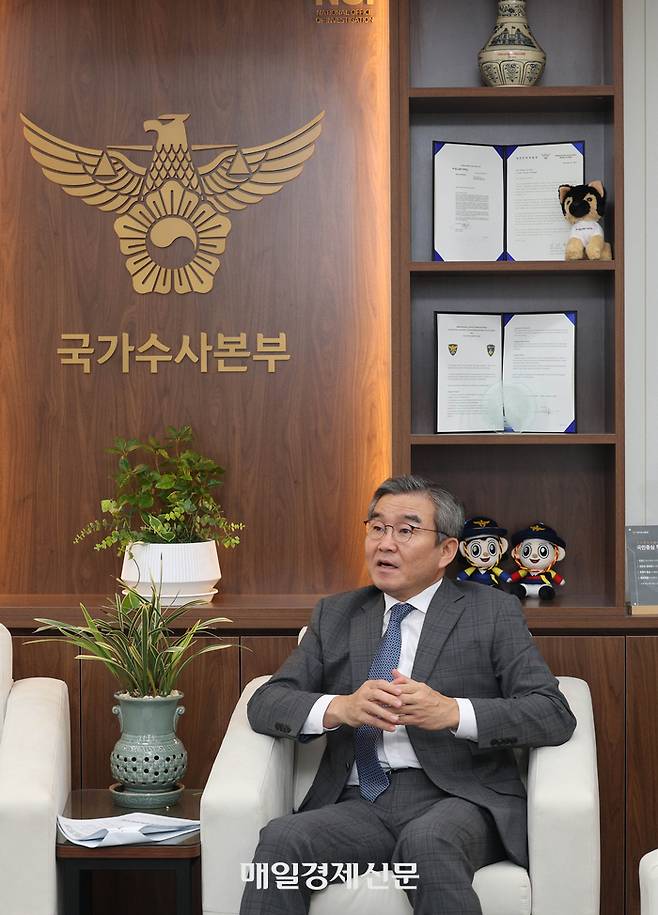 박성주 경찰청 국가수사본부장이 지난 18일 서울 서대문구 국가수사본부에서 매일경제와 인터뷰를 하고 있다. 경찰은 오는 10월 ‘전기통신 금융사기통합대응단’을 출범시키고 신고 제보 접수부터 범행 수단 차단과 수사까지 아우르는 대응에 나설 예정이다. 2025.09.18 [이충우 기자]