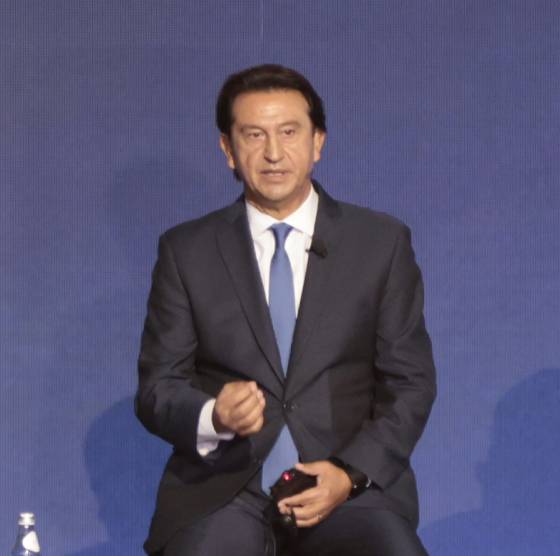 호세 무뇨스 현대차 대표이사 사장이 지난 18일(현지시간) 뉴욕 맨해튼에서 글로벌 투자자들을 대상으로 열린 '2025 CEO(최고경영자) 인베스터 데이'에서 질의응답을 하고 있다. /사진제공=현대차