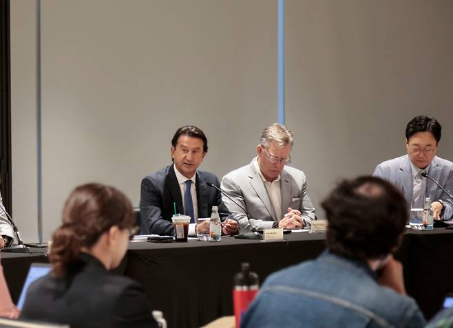 호세 무뇨스 현대차 대표이사 사장이 지난 18일(현지시간) 뉴욕 맨해튼에서 글로벌 투자자들을 대상으로 열린 '2025 CEO(최고경영자) 인베스터 데이' 직후 국내 언론사 뉴욕특파원들과 간담회를 하고 있다. 왼쪽부터 무뇨스 사장, PR·커뮤니케이션 부문 트레버 헤일 상무, CFO 이승조 부사장. /사진제공=현대차