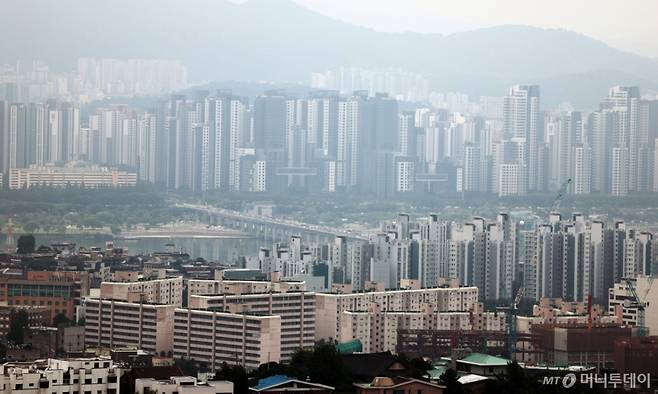 (서울=뉴스1) 황기선 기자 = 대출 규제의 여파로 7월 전국 아파트 거래량과 거래금액이 큰 폭으로 줄었다.   16일 부동산플래닛에 따르면 7월 전국 아파트 거래는 3만 4360건으로 집계됐다. 이는 전월(5만 3275건) 대비 35.5% 감소한 수치다.  서울의 거래량은 1만 937건에서 3948건으로 63.9% 감소했다.  사진은 이날 서울시내 아파트의 모습.   2025.9.16/뉴스1  Copyright (C) 뉴스1. All rights reserved. 무단 전재 및 재배포,  AI학습 이용 금지. /사진=(서울=뉴스1) 황기선 기자