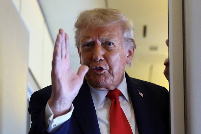 (에어포스원 로이터=뉴스1) 최종일 선임기자 = 도널드 트럼프 미국 대통령이 지난 18일(현지시간) 영국 국빈 방문을 마치고 귀국하는 전용기 에어포스원 안에서 기자들의 질의에 답하고 있다. /사진=(에어포스원 로이터=뉴스1) 최종일 선임기자