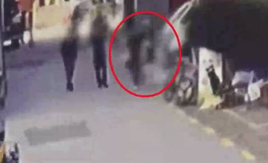 만취한 여성을 모텔로 데려가려던 남성들을 본 시민이 경찰에 신고해 성폭행 사건을 막았다. 사진은 당시 상황이 찍힌 CCTV 화면. /사진=채널A 영상 캡처