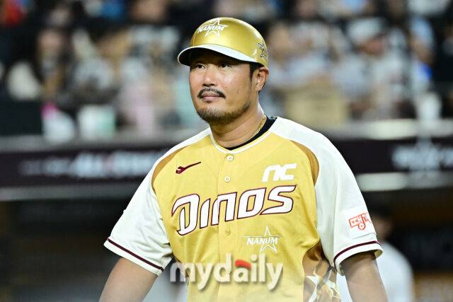 12일 대전 한화생명 볼파크 야구장에서 열린 '2025 신한 SOL뱅크 KBO 올스타' 드림 올스타(삼성·두산·KT·SSG·롯데) - 나눔 올스타(KIA·LG·한화·NC·키움) 경기. 드림 이호준 3루 코치가 더그아웃으로 들어서고 있다./마이데일리