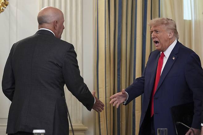 지난 6월 9일(현지시간) 미국 워싱턴 백악관에서 열린 ‘미국에 투자(Invest in America)’ 기업인 원탁회의에 도널드 트럼프 미국 대통령이 도착하며 데이비드 솔로몬 골드만삭스 최고경영자(CEO)와  인사를 나누고 있다. [AP]