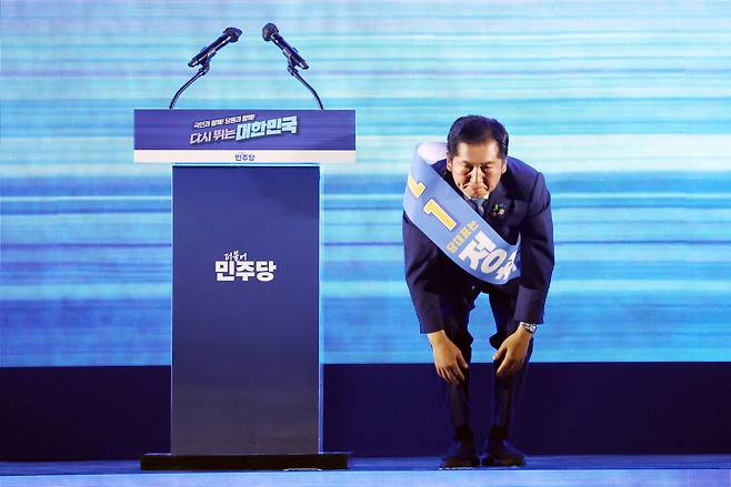 지난 8월 2일 정청래 더불어민주당 당대표 후보가 2일 고양 킨텍스에서 열린 전국당원대회에서 정견발표를 한 뒤 큰절을 하고 있다. [연합]