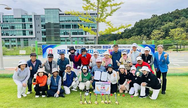 전국 파크골프대회 일반부 우승자인 최정규(가운데) 씨가 영진전문대 파크골프경영과 재학생·교수와 함께 기쁨을 나누는 모습.[영진전문대 제공]