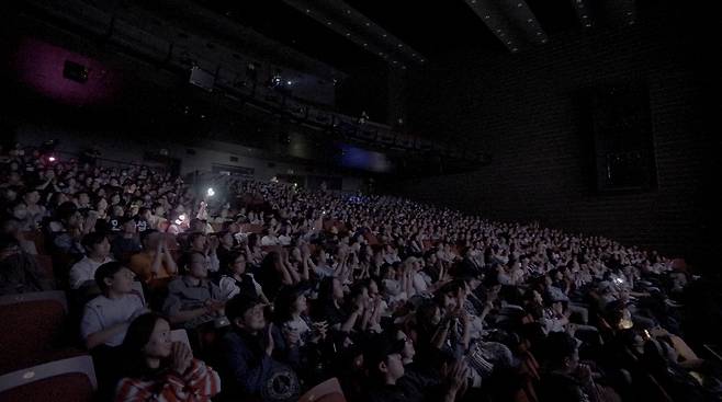 20일 부산국제영화제 스페셜 상영으로 마련된 넷플릭스 영화 ‘케이팝 데몬 헌터스’ 싱어롱 상영 현장 [부산국제영화제 제공]