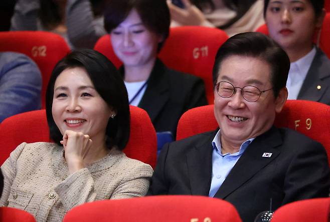 이재명 대통령과 김혜경 여사가 20일 부산 해운대구 영화의전당에서 열린 부산국제영화제 공식상영작 ‘극장의 시간들’ 관객과의 대화에 참석해 있다. [연합]